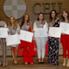 alumnas graduadas con diplomas CEU
